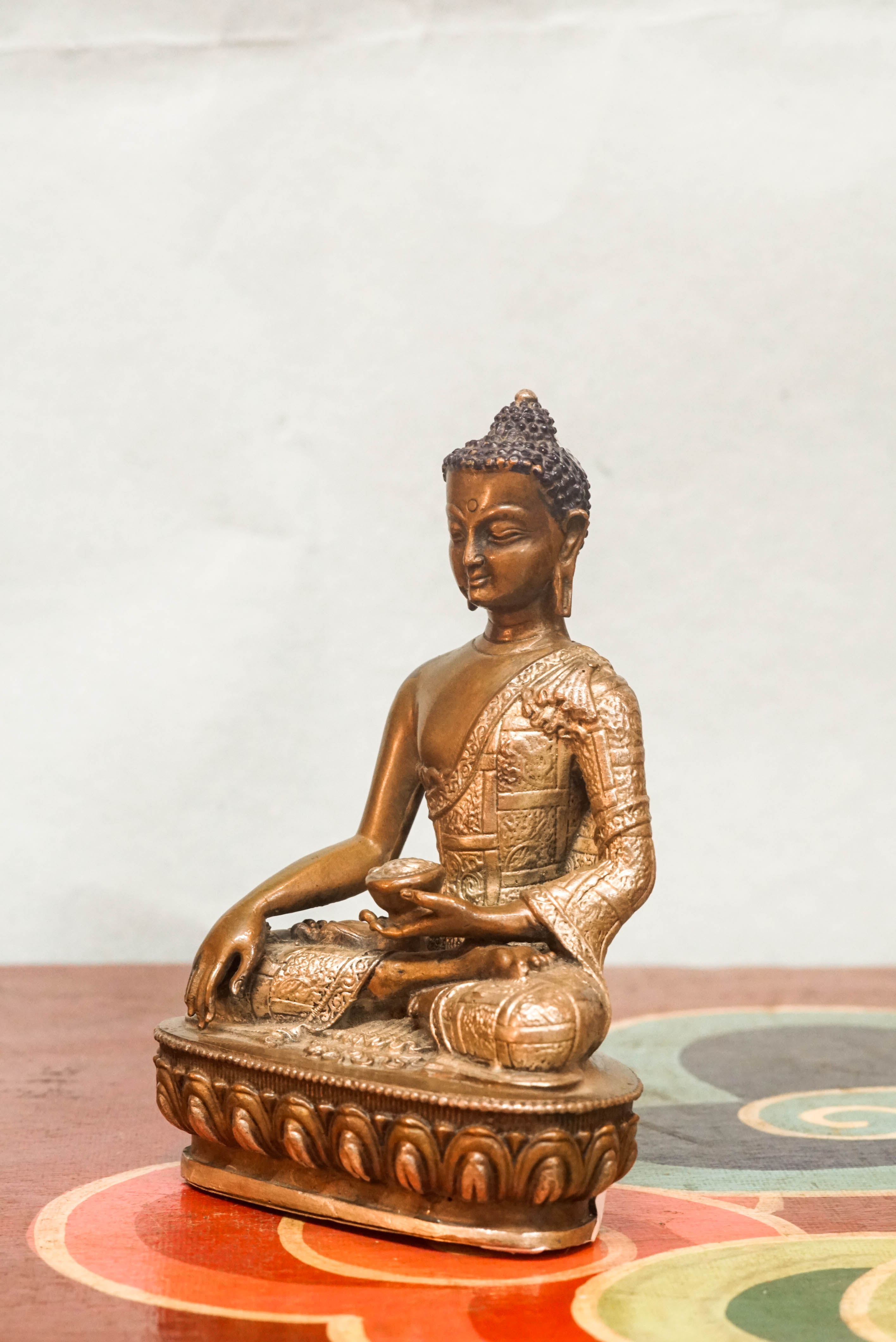 Statue of Shākyamuni Buddha, depicting the historical Buddha in a meditative pose, symbolizing enlightenment, wisdom, and inner peace.