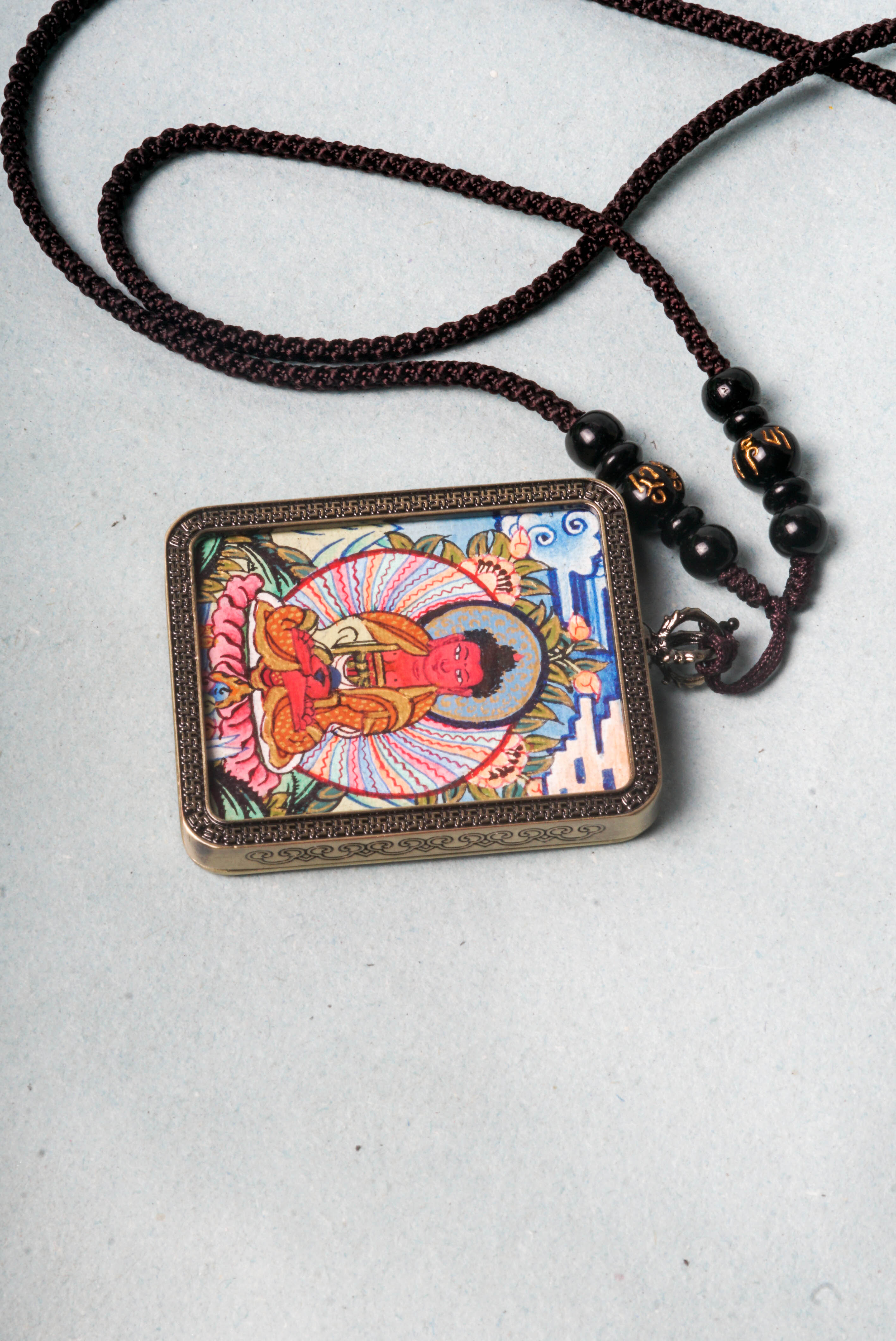 The genuine Amitabha Ghau Thangka, hand-painted with natural mineral pigments, beautifully captures Amitabha Buddha’s serene and compassionate presence. 