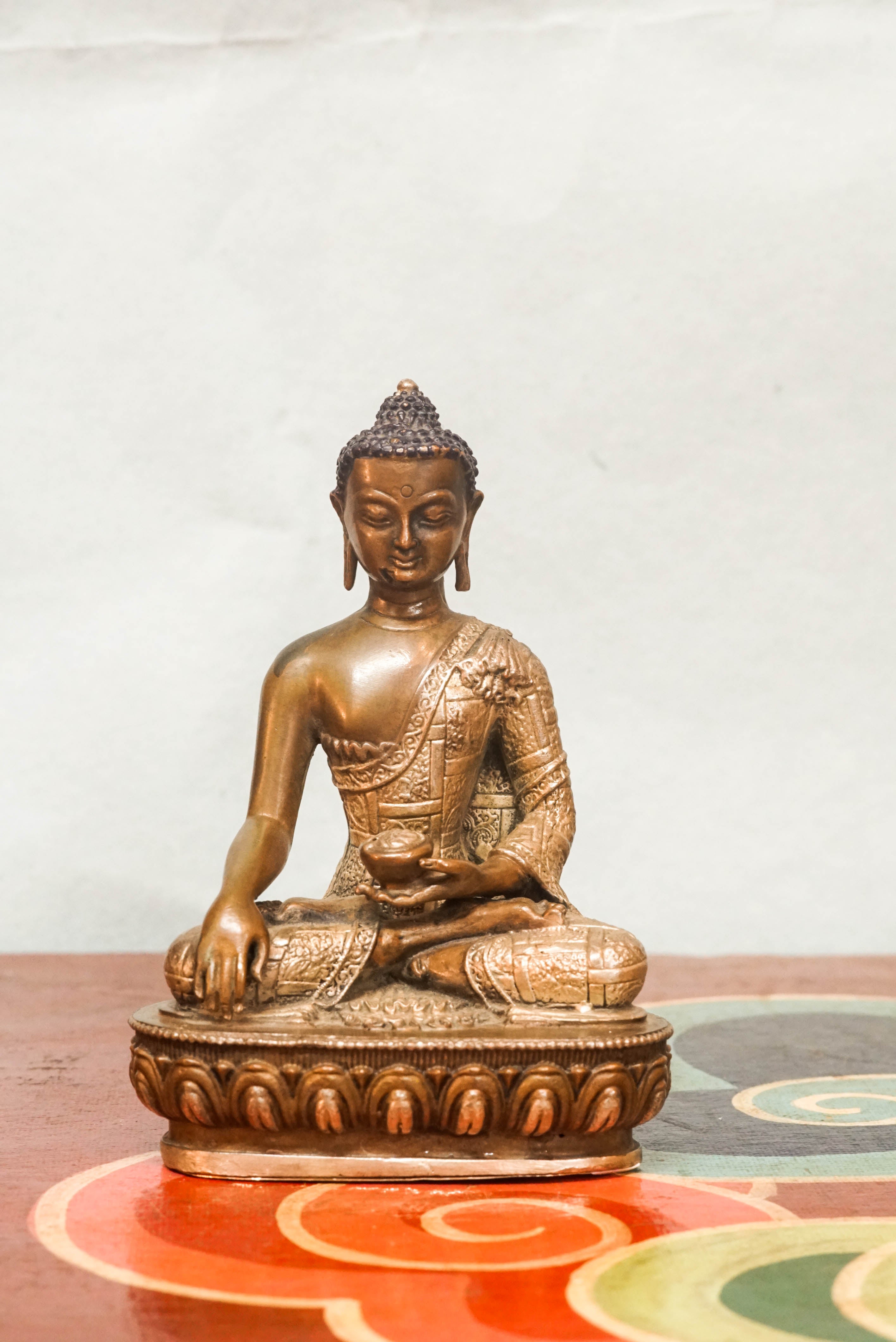 Statue of Shākyamuni Buddha, depicting the historical Buddha in a meditative pose, symbolizing enlightenment, wisdom, and inner peace.