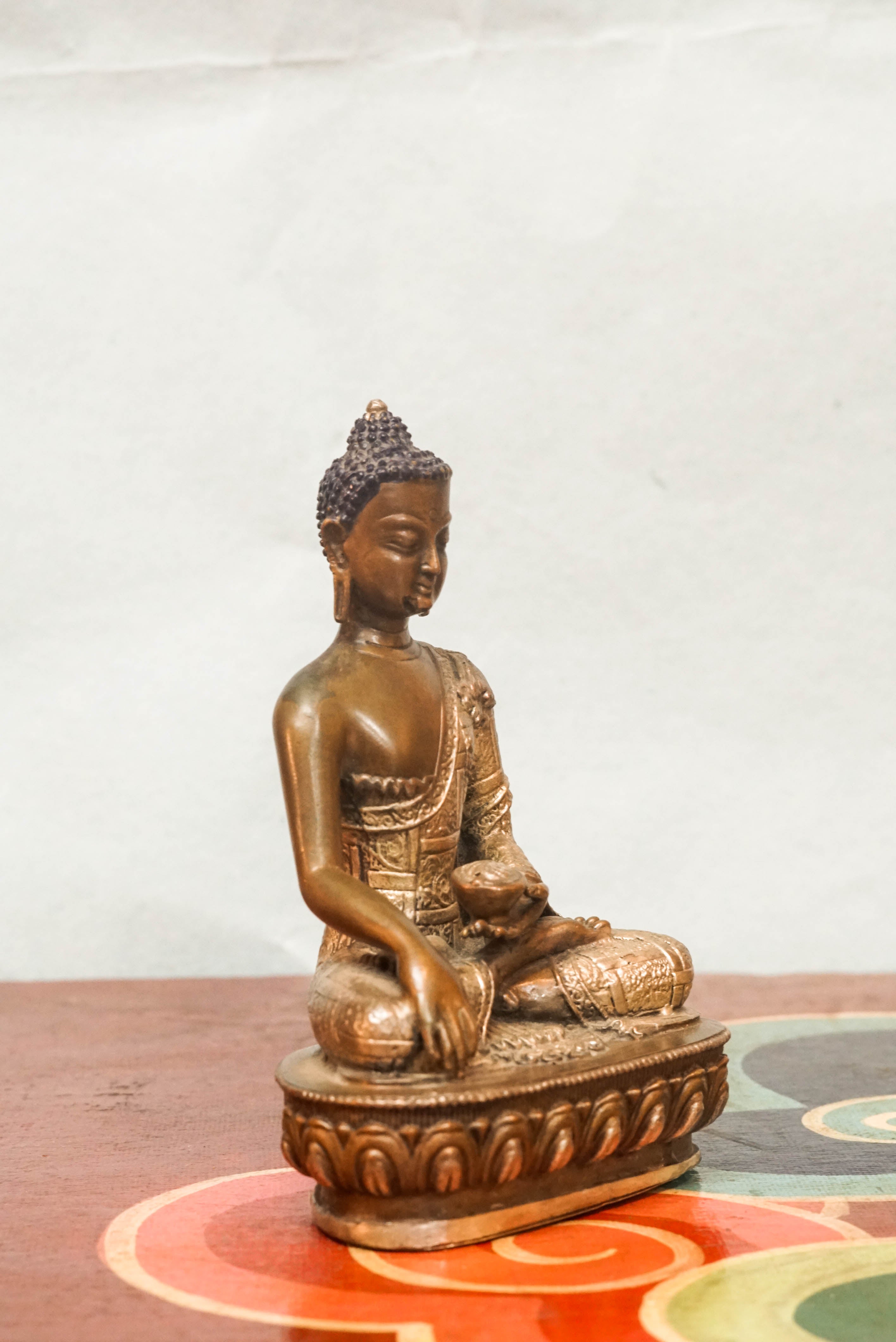 Statue of Shākyamuni Buddha, depicting the historical Buddha in a meditative pose, symbolizing enlightenment, wisdom, and inner peace.